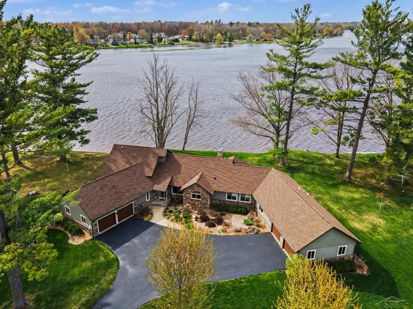 $899,000 | 4589 North Island Drive, Sanford, MI 48657