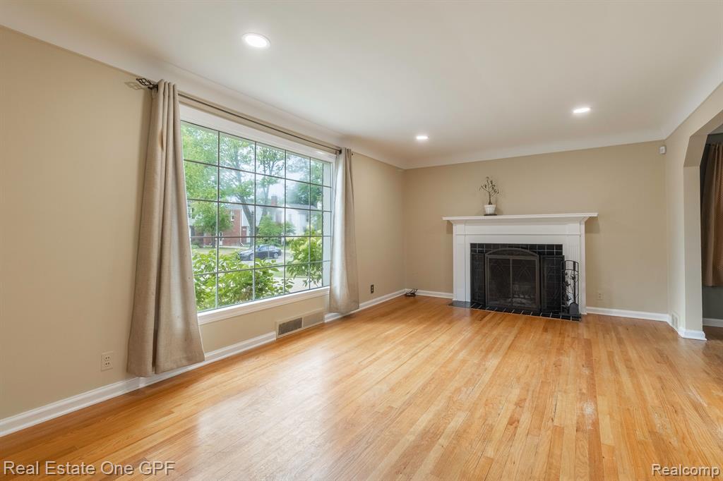 1638 Bournemouth Road Grosse Pointe Woods, MI 48236 - Photo 3 of 31