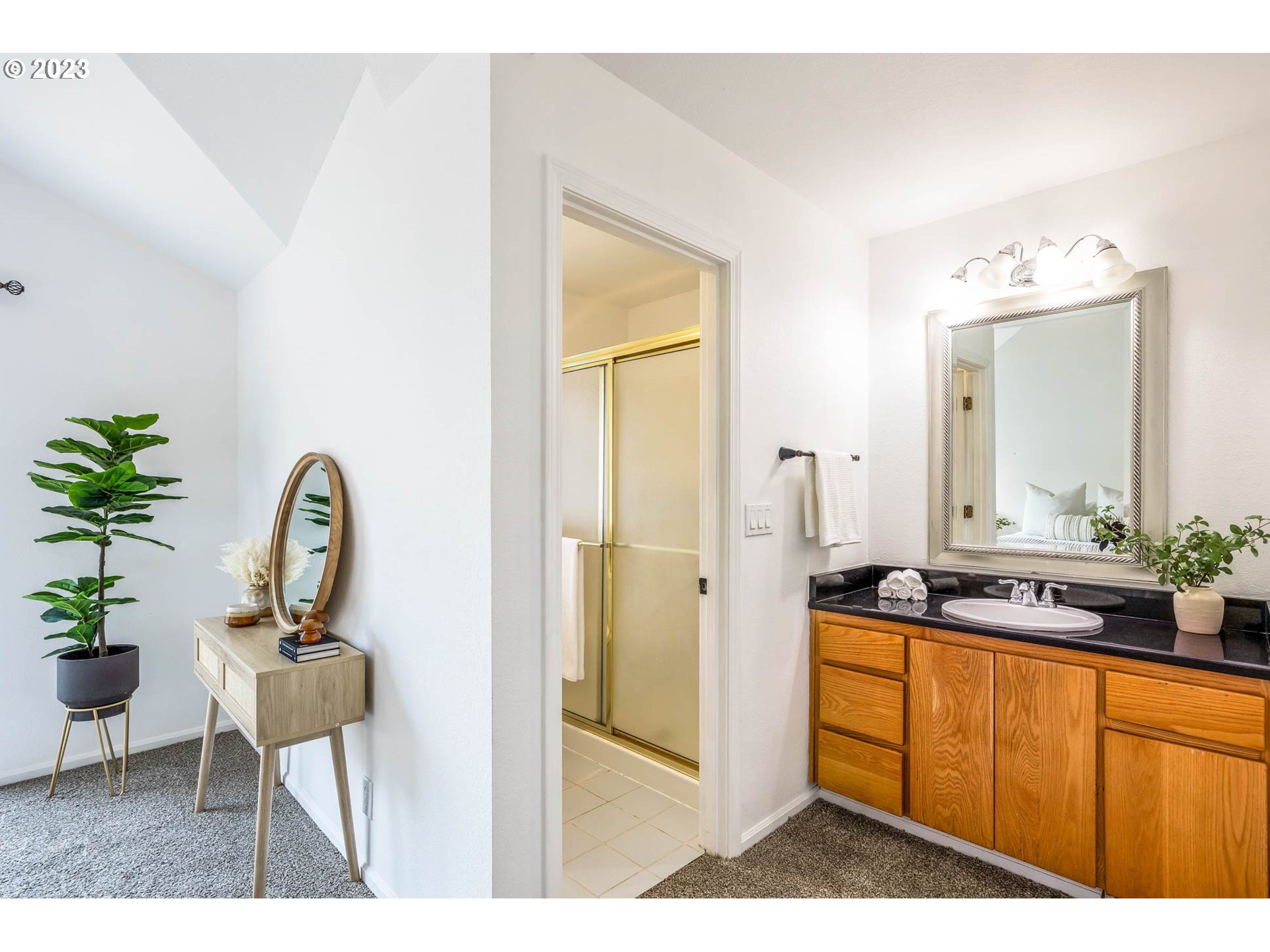 789 South 69th Street Springfield, OR 97478 - Photo 13 of 46 a bathroom with a sink and a mirror