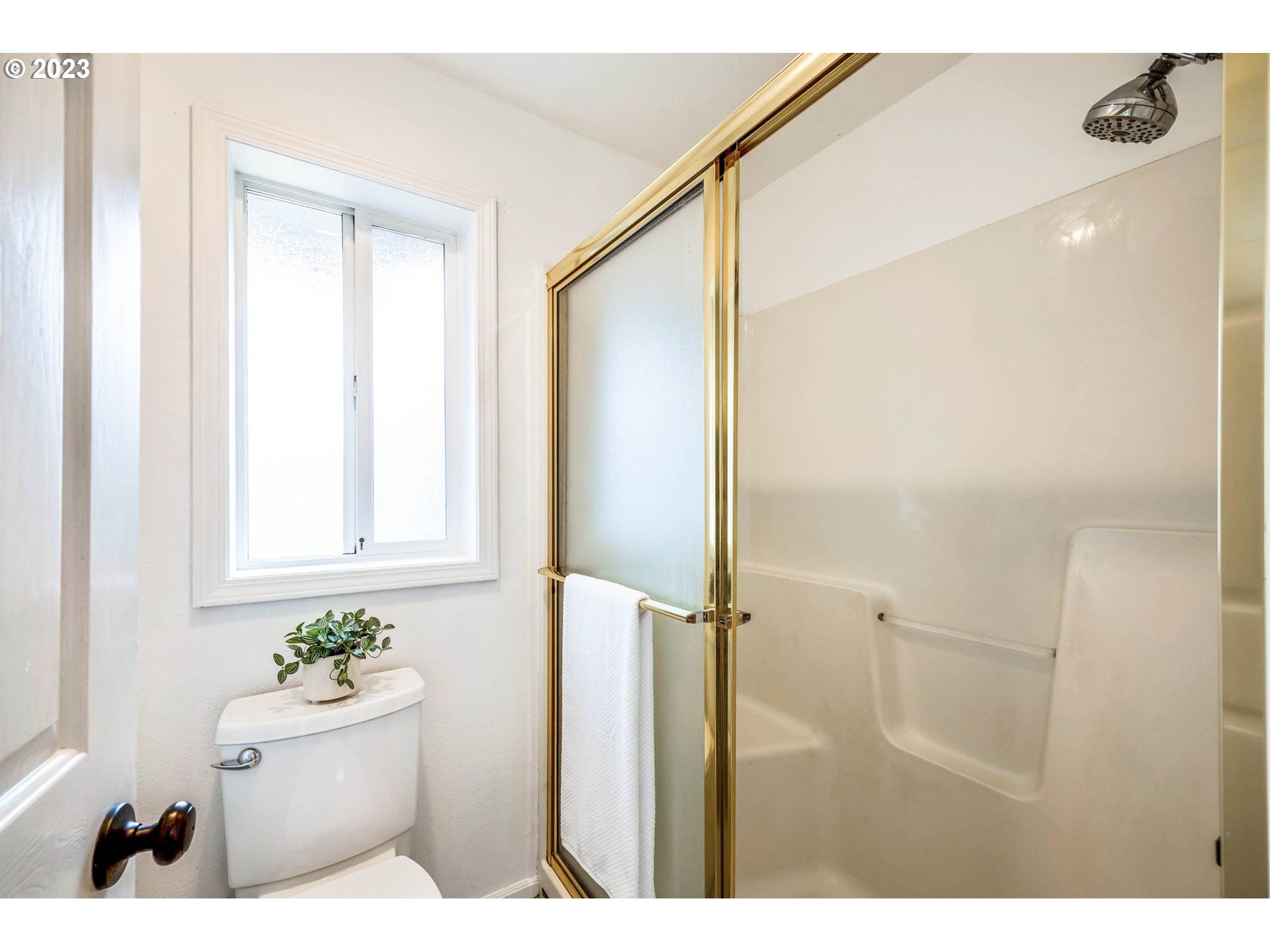 789 South 69th Street Springfield, OR 97478 - Photo 14 of 46 a bathroom with a sink a mirror and a shower