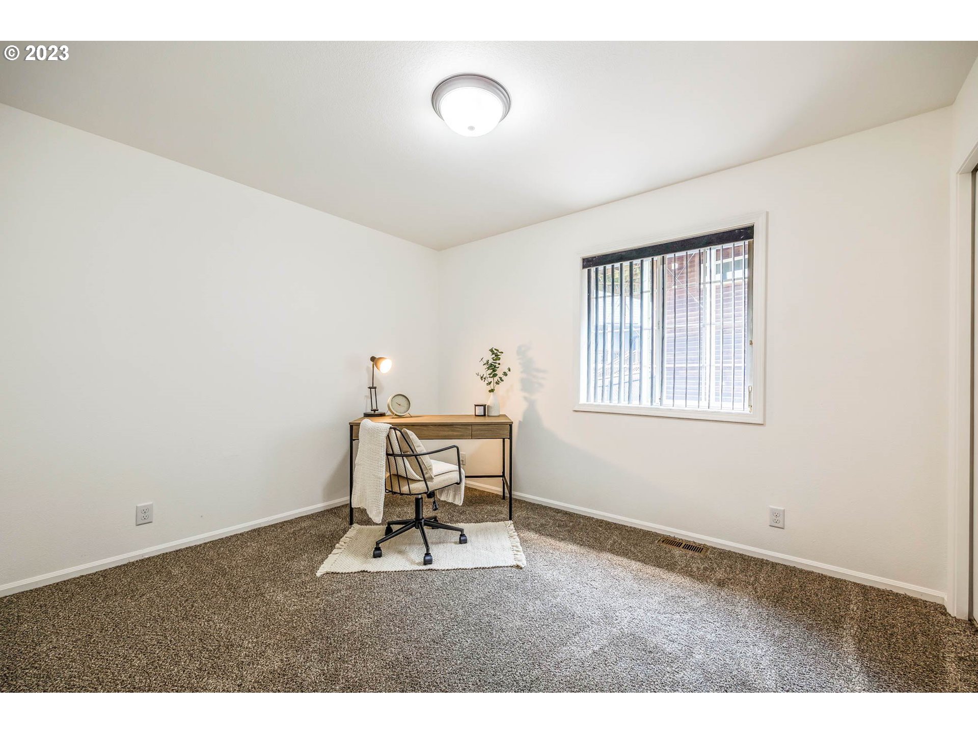 789 South 69th Street Springfield, OR 97478 - Photo 16 of 46 a workspace with furniture and window