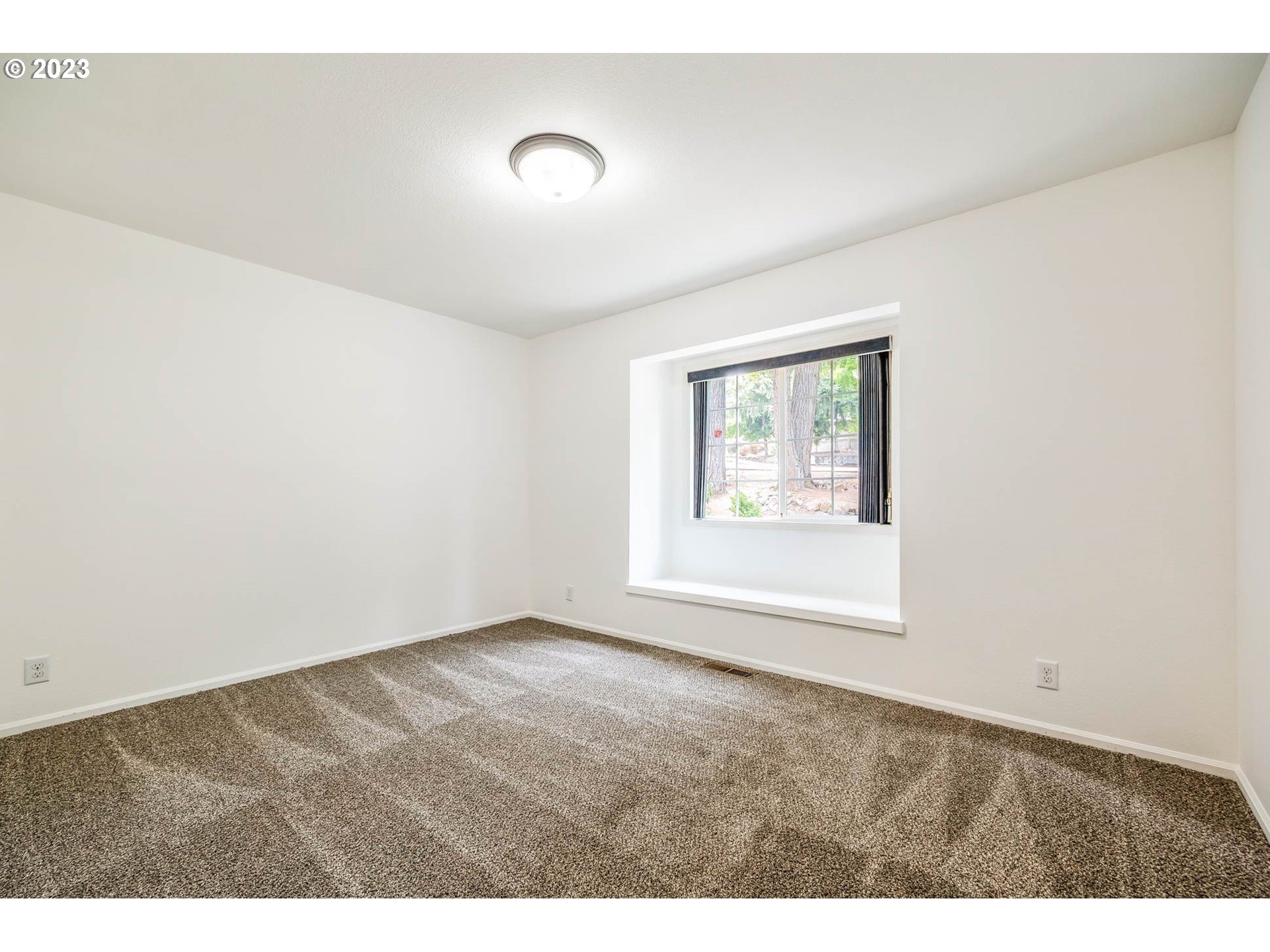 789 South 69th Street Springfield, OR 97478 - Photo 20 of 46 a view of an empty room with a window