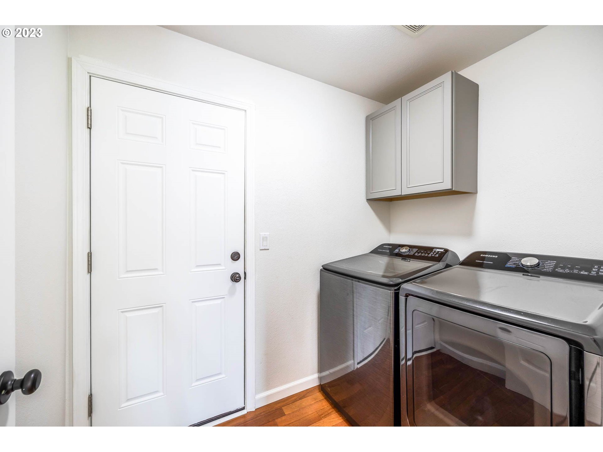 789 South 69th Street Springfield, OR 97478 - Photo 33 of 46 a kitchen with a refrigerator and a stove top oven