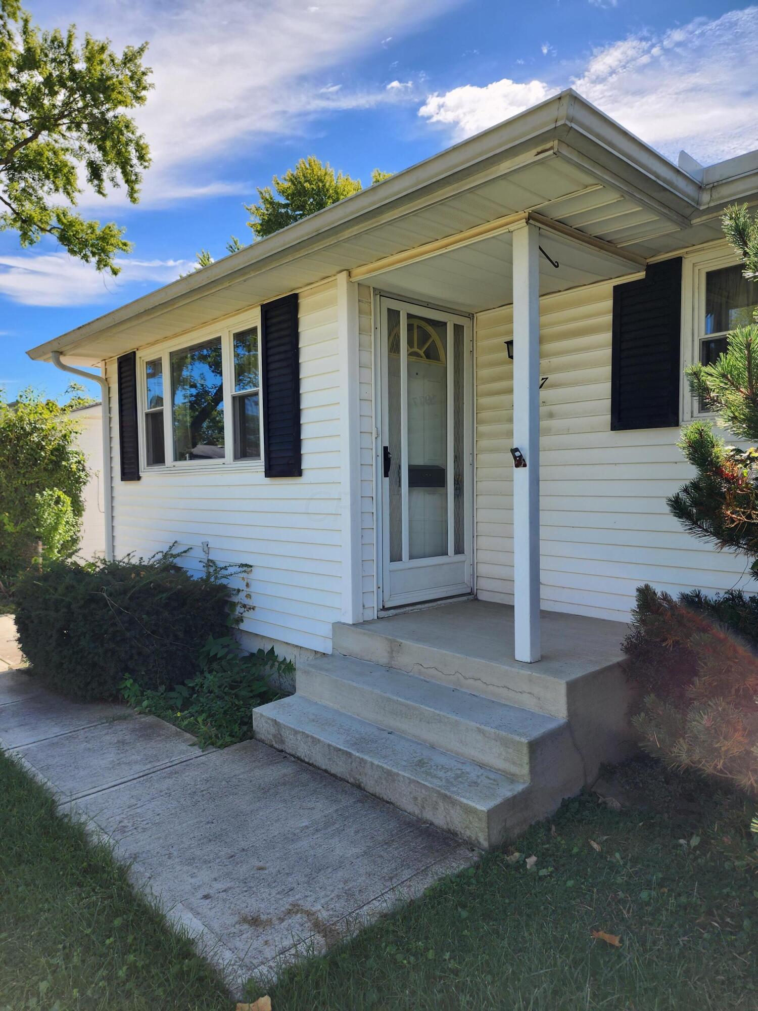 3977 Lynward Road Columbus, OH 43228 - Photo 1 of 50 20220923_125246