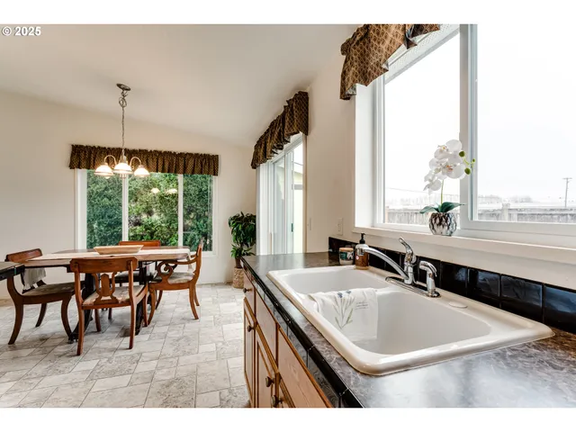 $199,500 | 145 River Road, Unit 12, Junction City, OR 97448