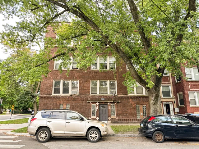 $1,800 | 7233 North Damen Avenue, Unit 2, Chicago, IL 60645