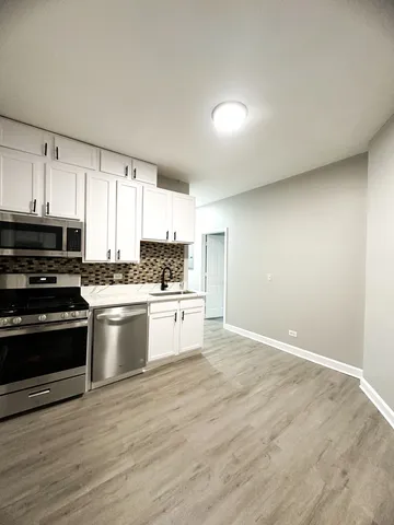 $1,800 | 7233 North Damen Avenue, Unit 2, Chicago, IL 60645