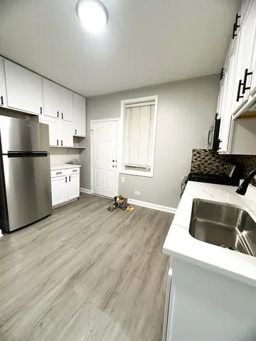 $1,800 | 7233 North Damen Avenue, Unit 2, Chicago, IL 60645