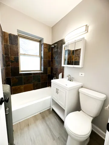 $1,800 | 7233 North Damen Avenue, Unit 2, Chicago, IL 60645