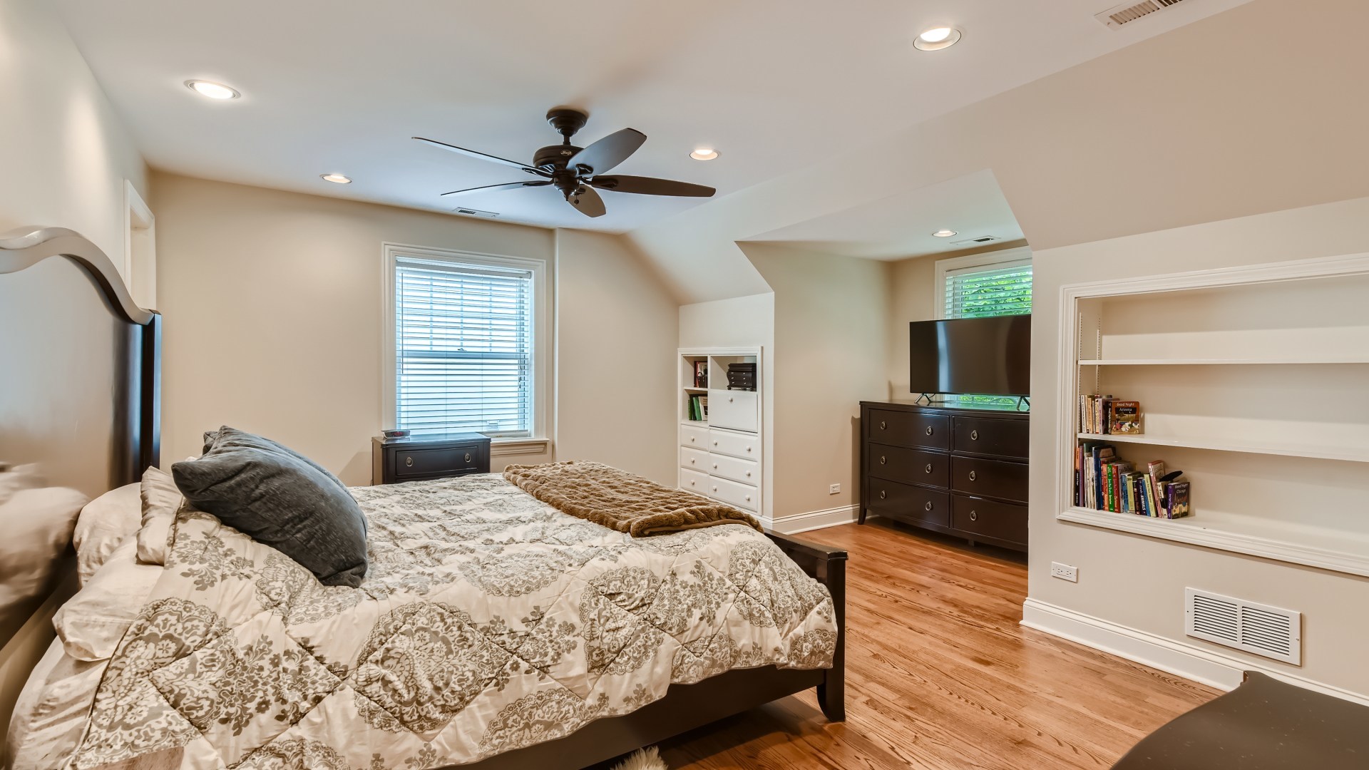 820 Hansen Place Park Ridge, IL 60068 - Photo 18 of 38 a bedroom with a bed and a television