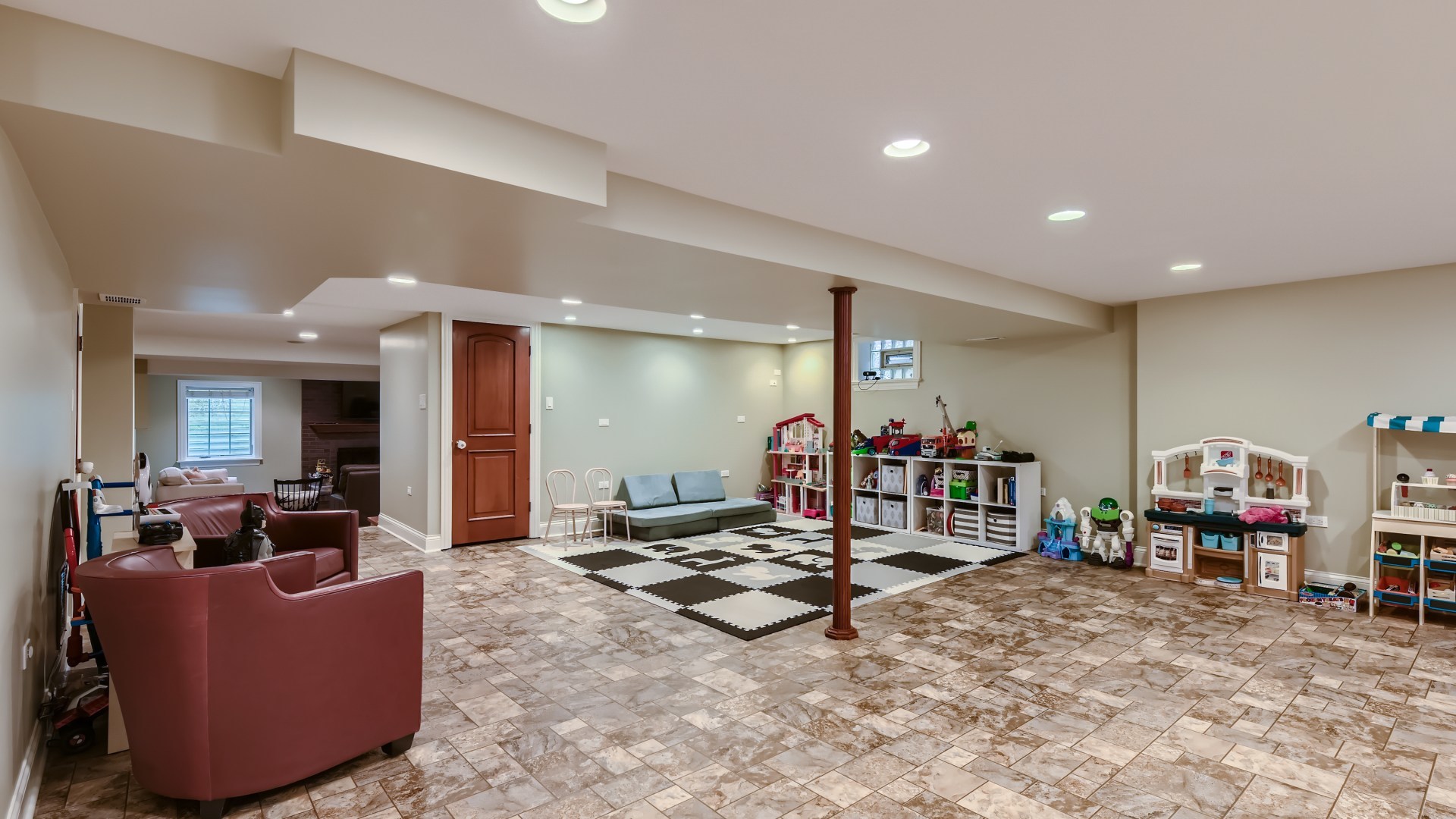 820 Hansen Place Park Ridge, IL 60068 - Photo 28 of 38 a living room with furniture a flat screen tv and a table