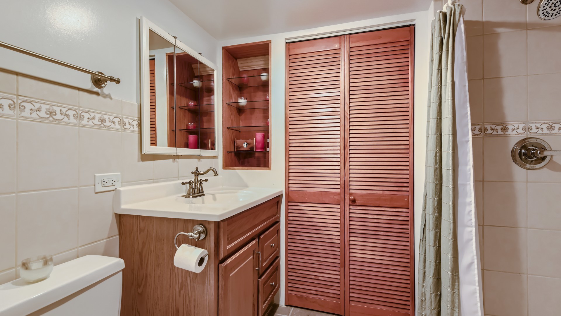 820 Hansen Place Park Ridge, IL 60068 - Photo 29 of 38 a bathroom with a sink and a window