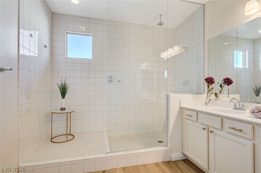 1000 East Sunset Road Henderson, NV 89011 - Photo 22 of 58 Primary bath on main floor
