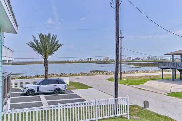 $2,000 | 3806 Concho Key, Galveston, TX 77554