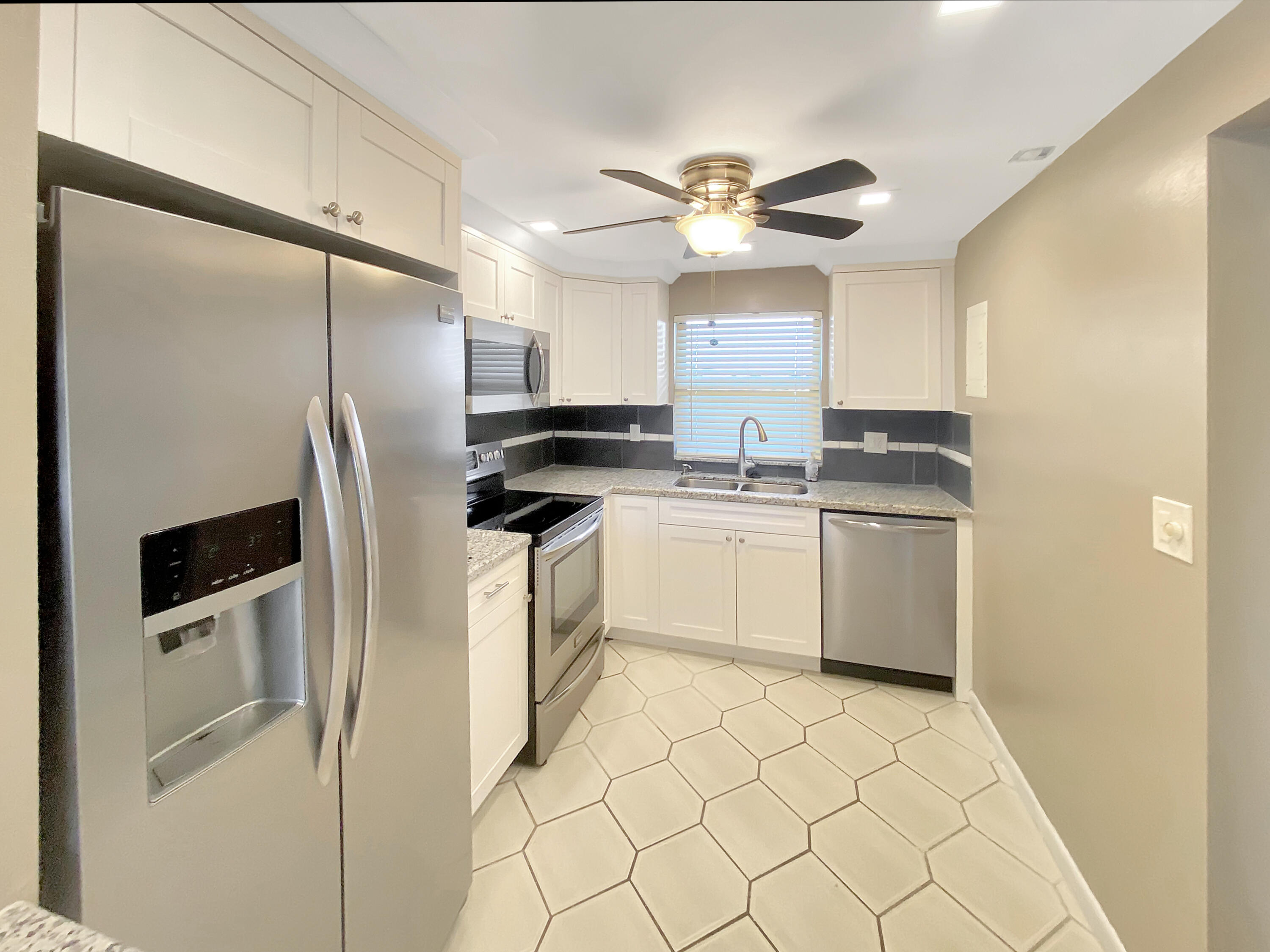 1981 Woolbright Road, Unit E206 Boynton Beach, FL 33426 - Photo 3 of 29 1981 W Woolbright Rd E206 - Kitchen
