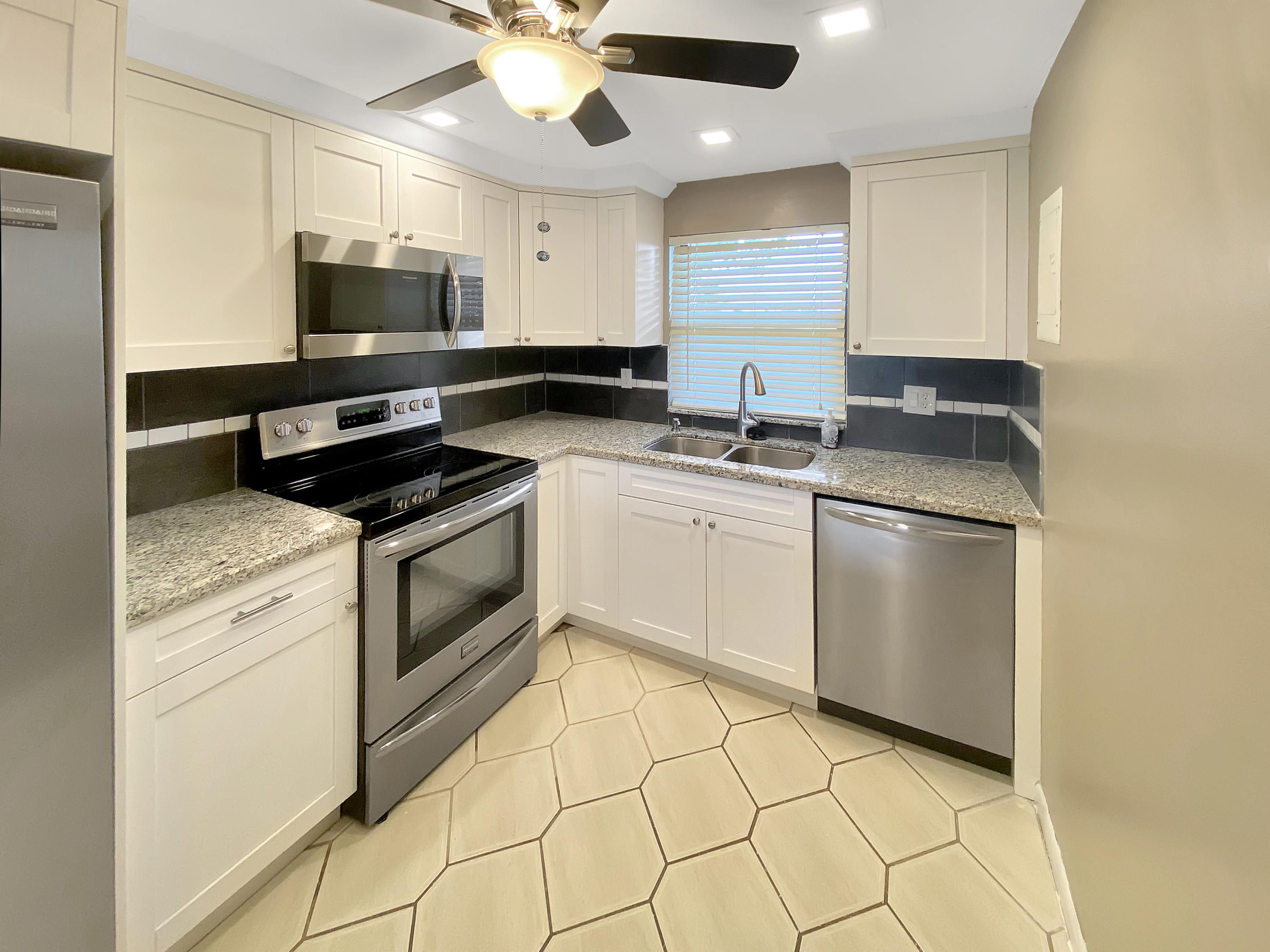 1981 Woolbright Road, Unit E206 Boynton Beach, FL 33426 - Photo 5 of 29 1981 W Woolbright Rd E206 - Kitchen