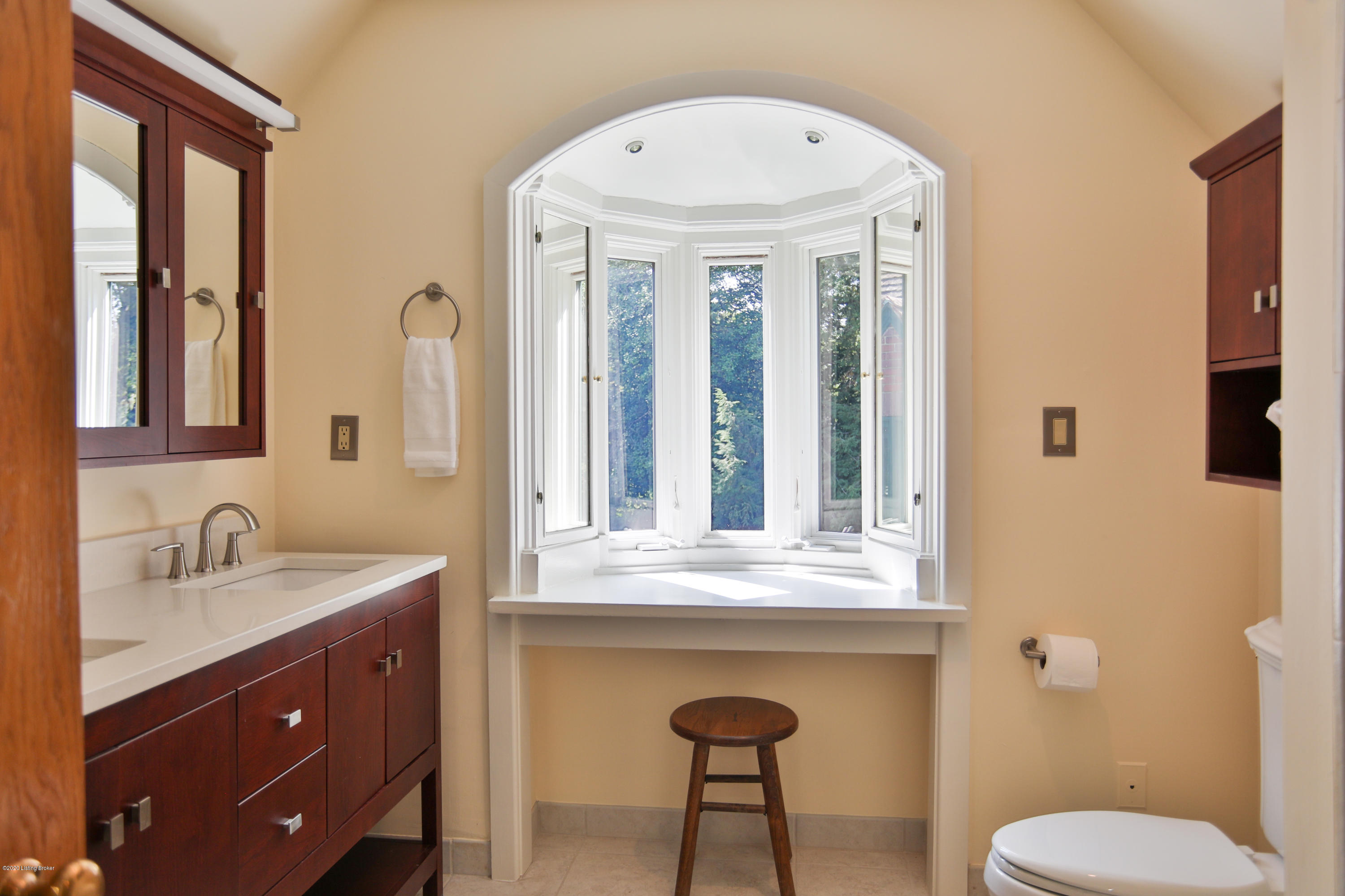 112 Tribal Road Louisville, KY 40207 - Photo 20 of 33 Primary bath