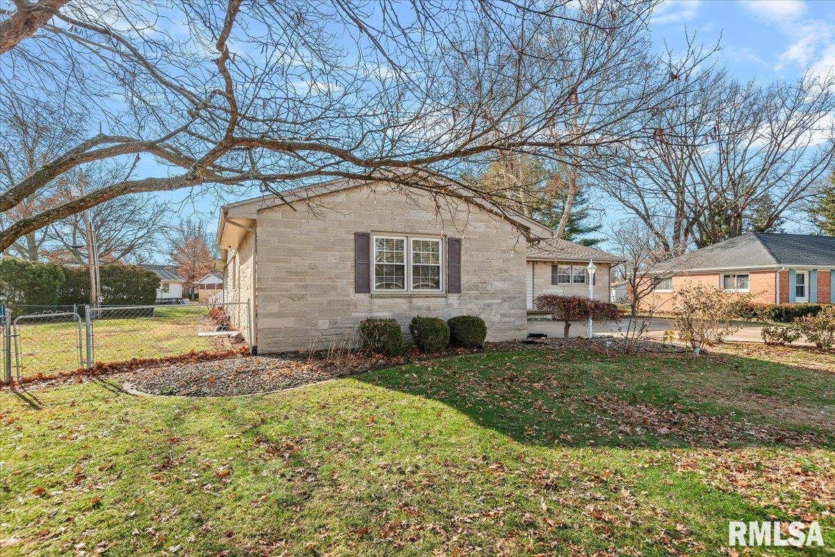 2308 Westview Drive Springfield, IL 62704 - Photo 4 of 37