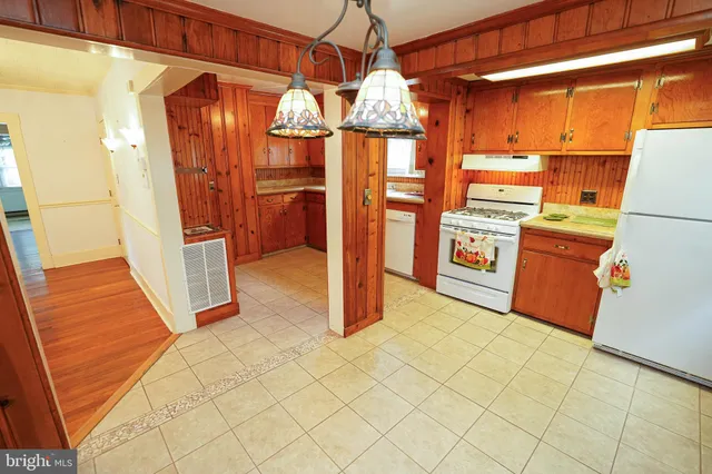 a view of a storage & utility room with washer and dryer