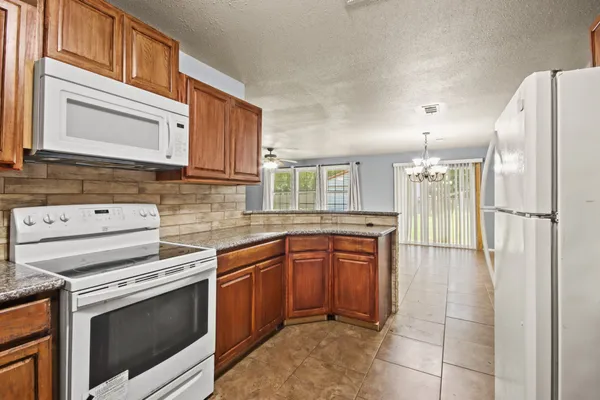 $2,400 | 432 County Road 4284, Dayton, TX 77535