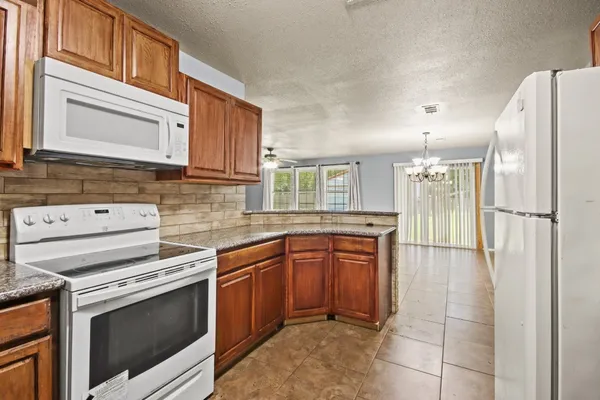 $2,400 | 432 County Road 4284, Dayton, TX 77535