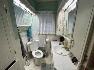 4515 South Bonham Street Amarillo, TX 79110 - Photo 18 of 21 a bathroom with a sink toilet and tub
