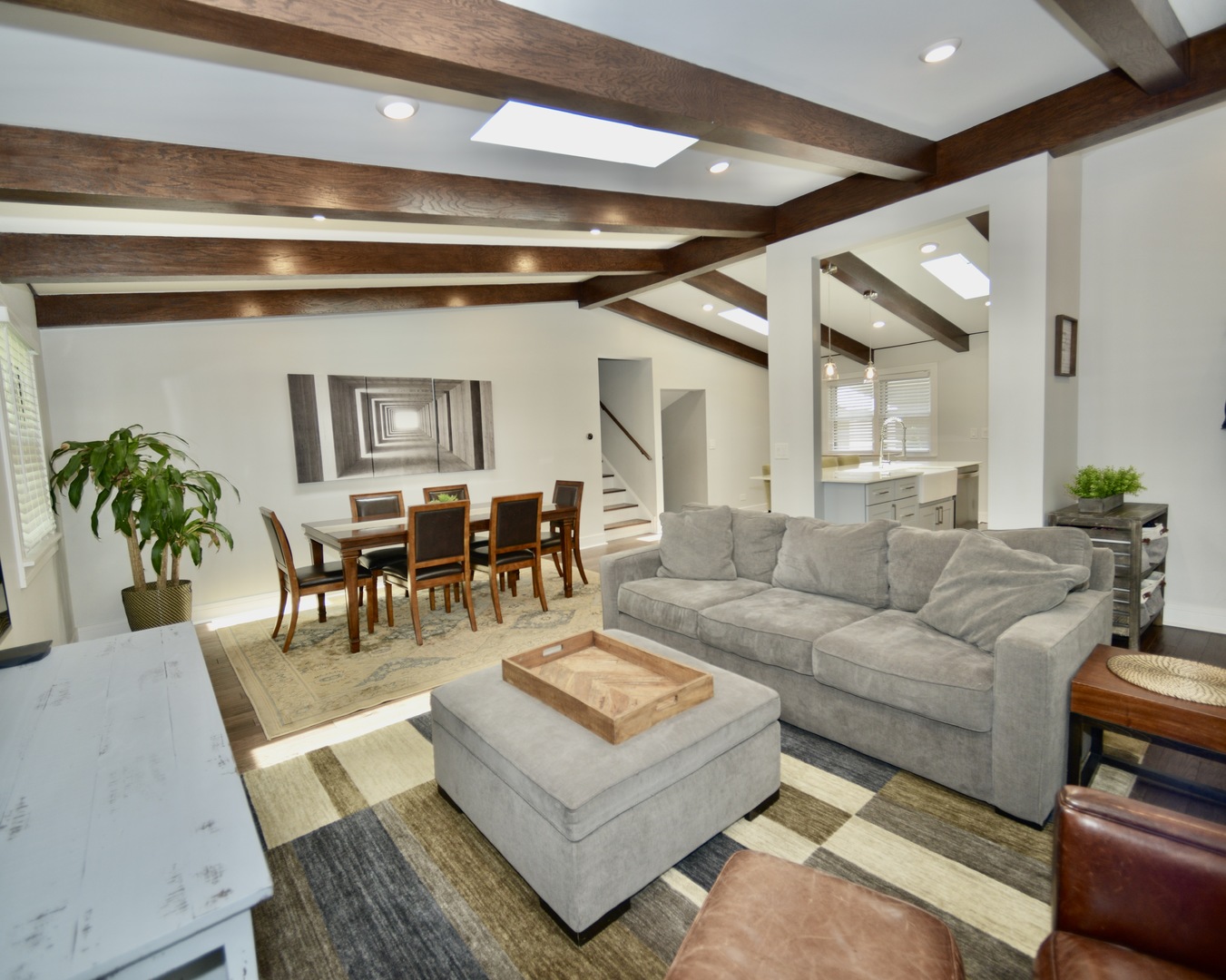 1181 Sherwood Road Highland Park, IL 60035 - Photo 3 of 22 a living room with furniture and a potted plant