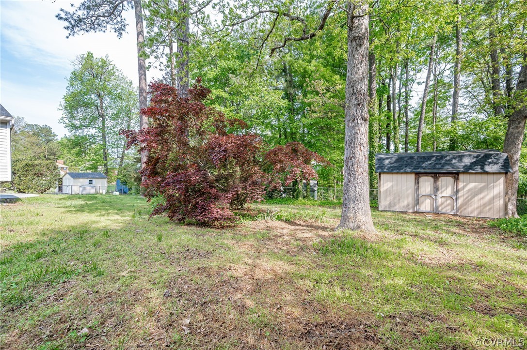 11420 Elshur Road Midlothian, VA 23112 - Photo 23 of 25 a view of a yard with plants and large trees