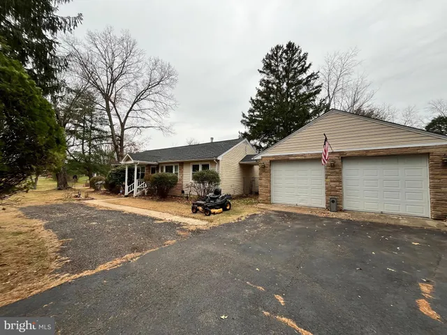 a view of a house with backyard and trees