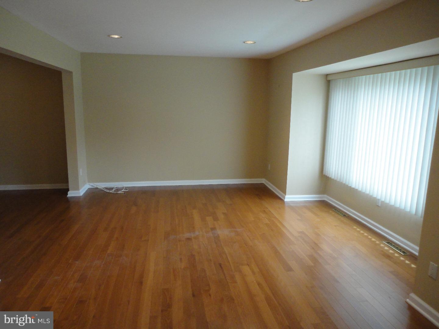 900 Jamestown Road Hightstown, NJ 08520 - Photo 3 of 25 Living Room