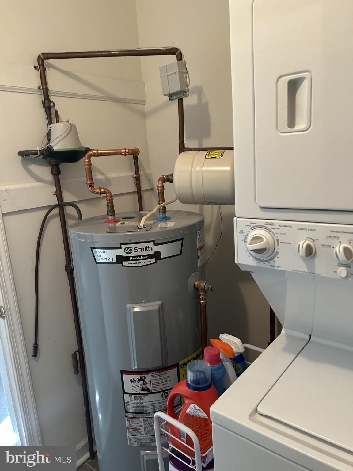 9 East Village Road, Unit 9 Newark, DE 19713 - Photo 14 of 14 a utility room with dryer and washer