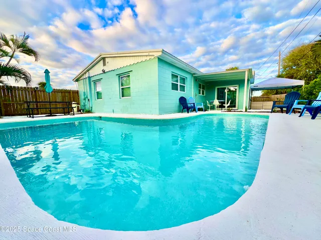 a view of a house with a backyard