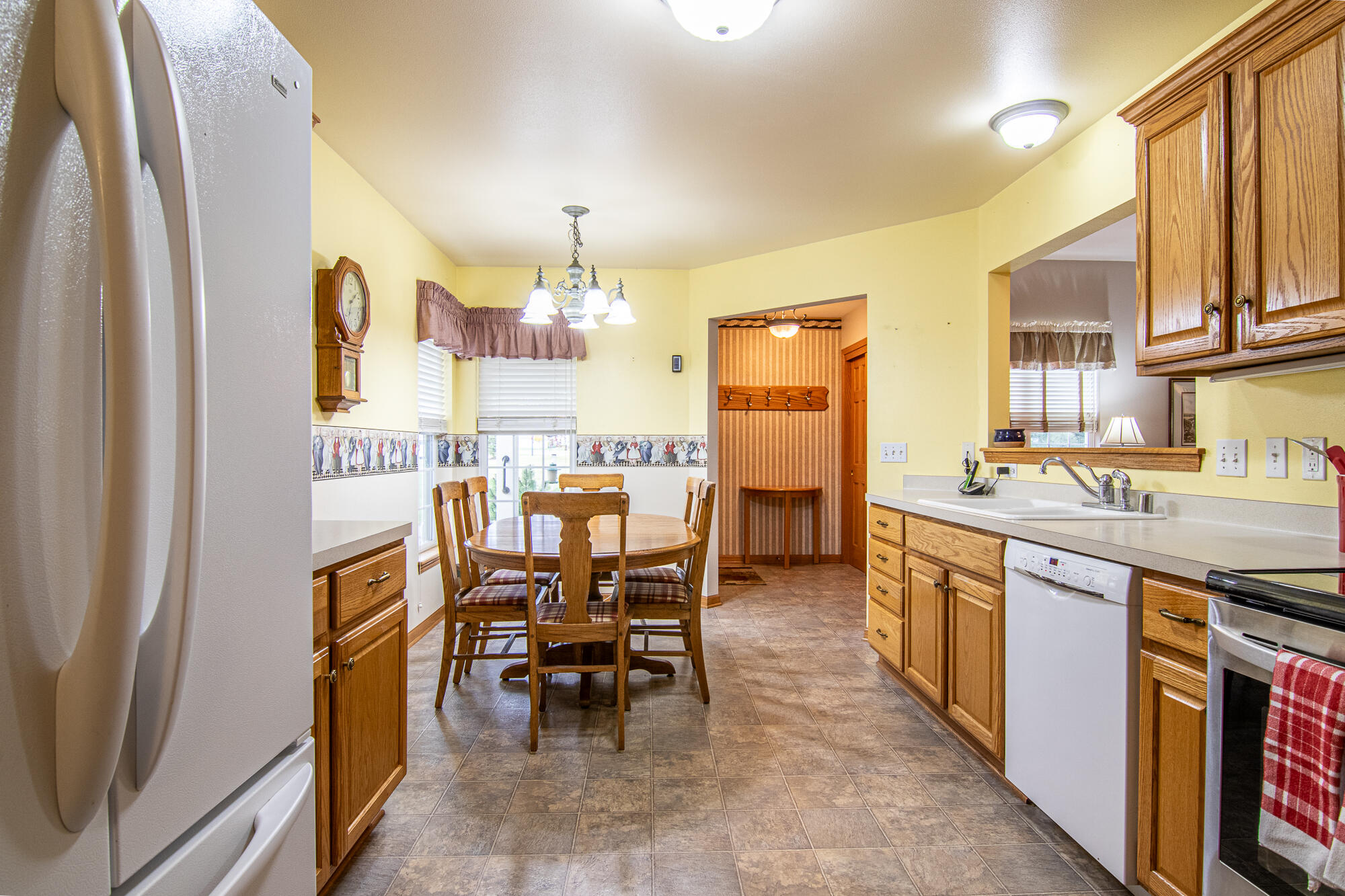 1224 Steeplechase Drive Watertown, WI 53094 - Photo 21 of 34 Kitchen/dining