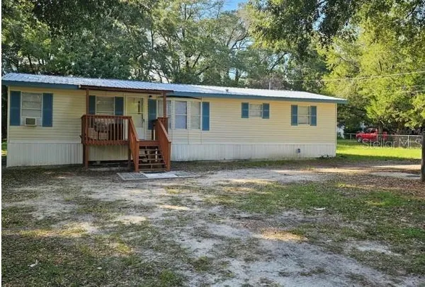 a view of a house with backyard