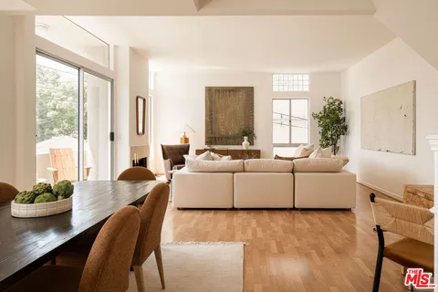 $995,000 | 4434 Moorpark Way, Unit 104, Toluca Lake, CA 91602