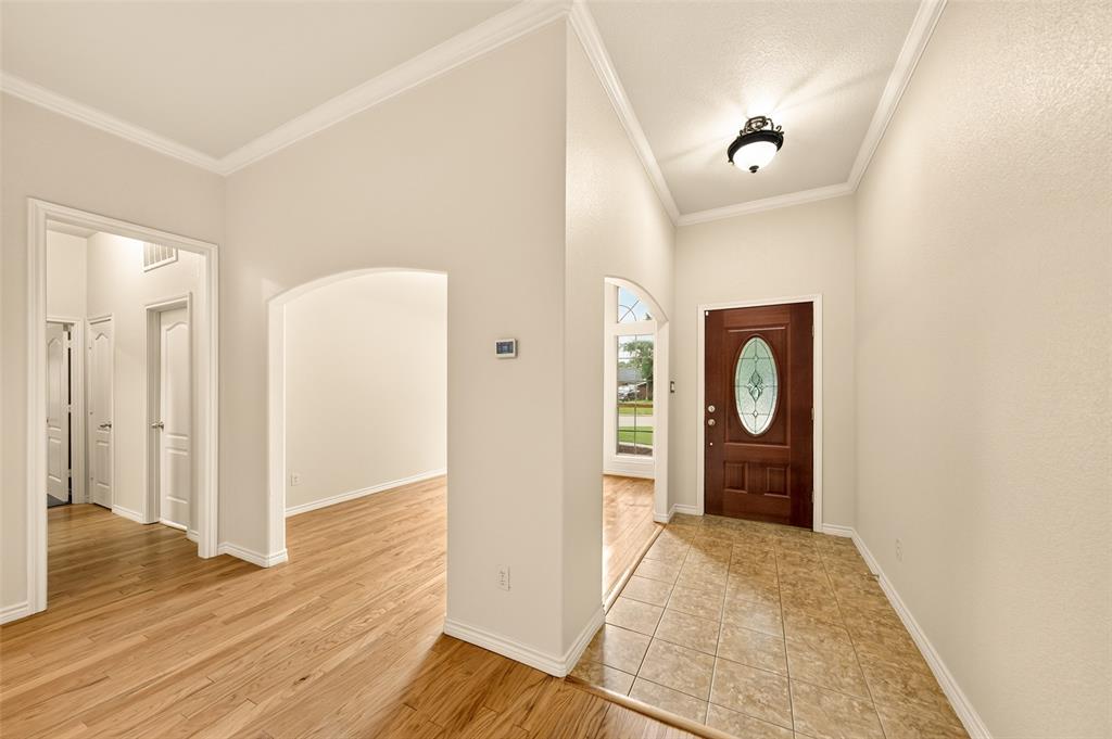 2105 Ridgewood Drive Bridgeport, TX 76426 - Photo 4 of 27 Entryway featuring a decorative dark wood-paneled door with an oval-shaped stained glass window, complemented by a ceiling-mounted light fixture