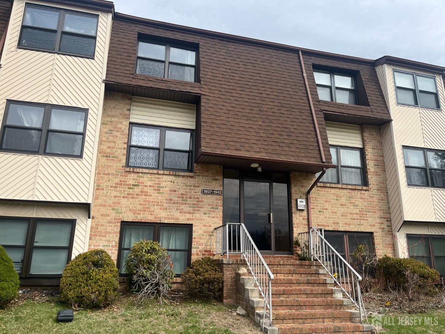 1941 Raspberry Court Edison, NJ 08817 - Photo 2 of 7