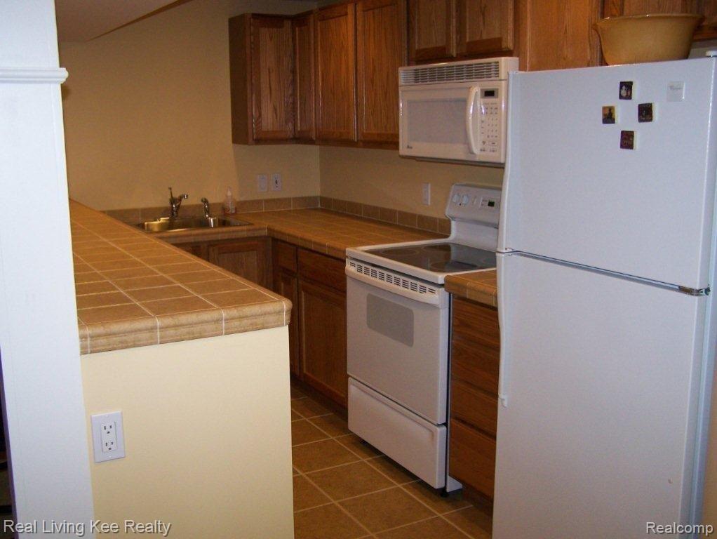 1889 Dunham Drive Rochester, MI 48306 - Photo 19 of 25 018.jpg