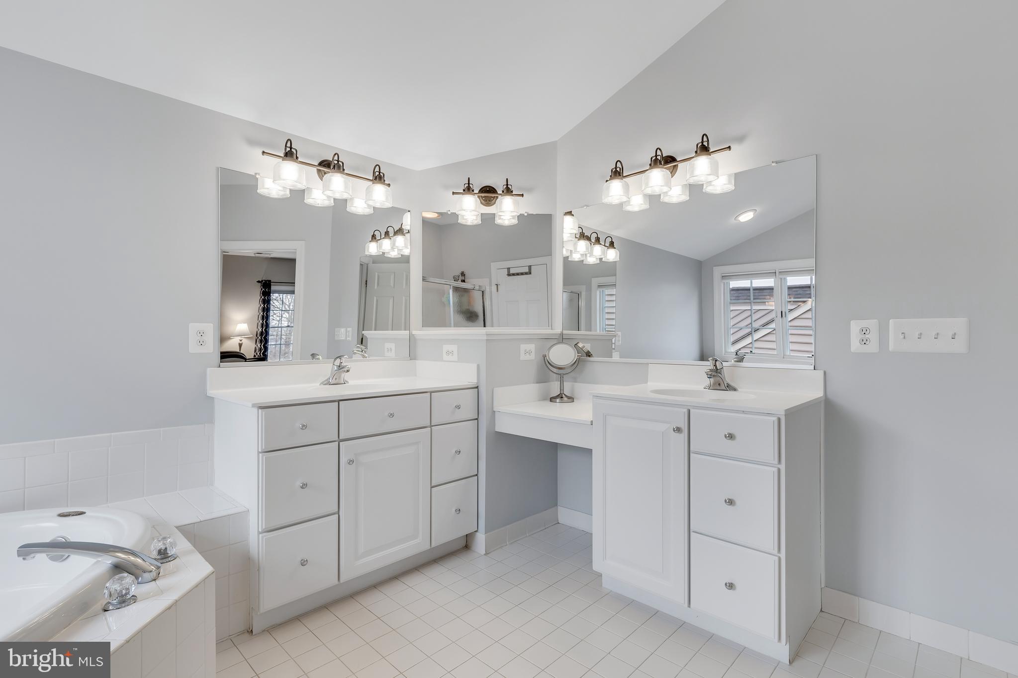 14413 Clubhouse Road Gainesville, VA 20155 - Photo 28 of 59 En Suite Bathroom with Separate Soaking Tub