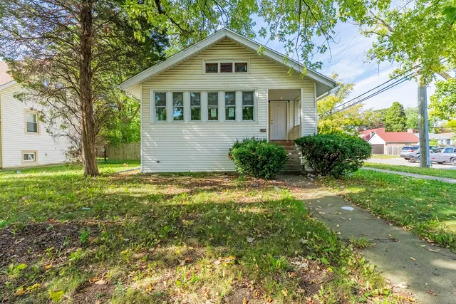 a view of a house with yard and plants