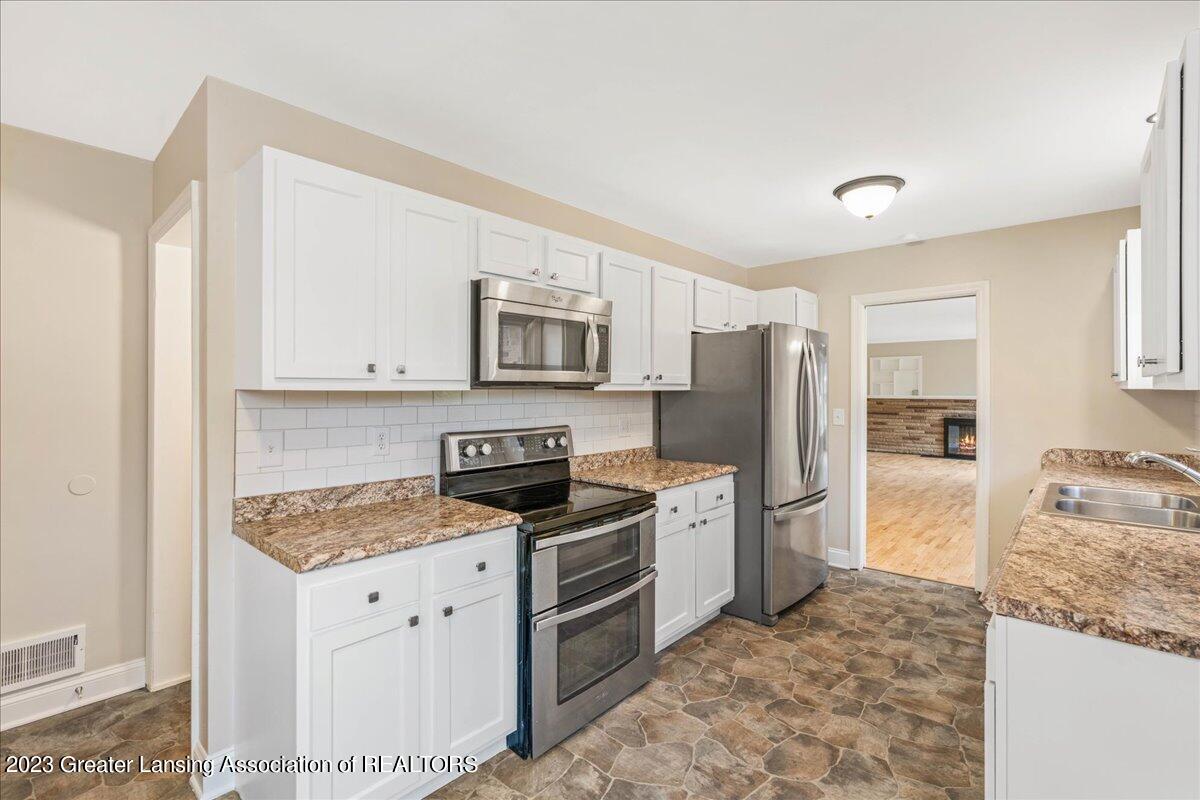 2808 Arlington Road Lansing, MI 48906 - Photo 23 of 31 23-Media Jett-23
