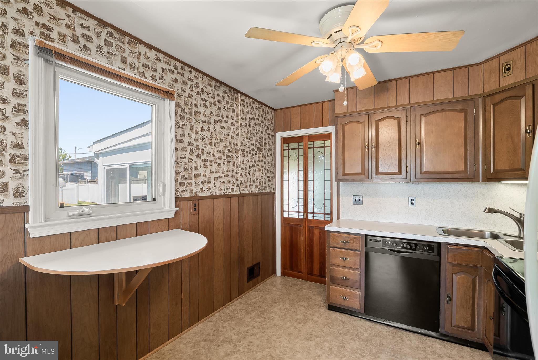 5810 Ritchie Street Glen Burnie, MD 21061 - Photo 15 of 55 Kitchen - Access to Enclosed Patio