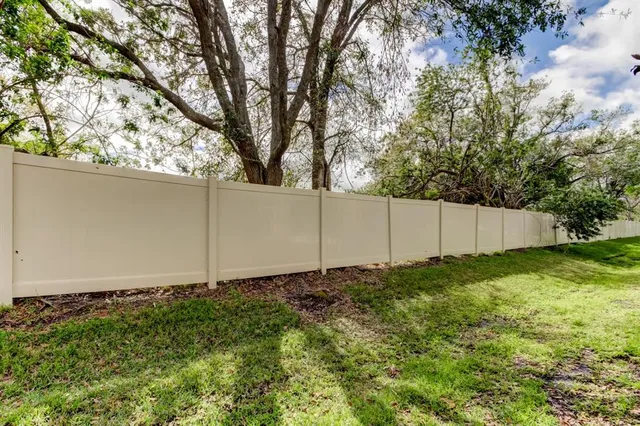 a view of a backyard