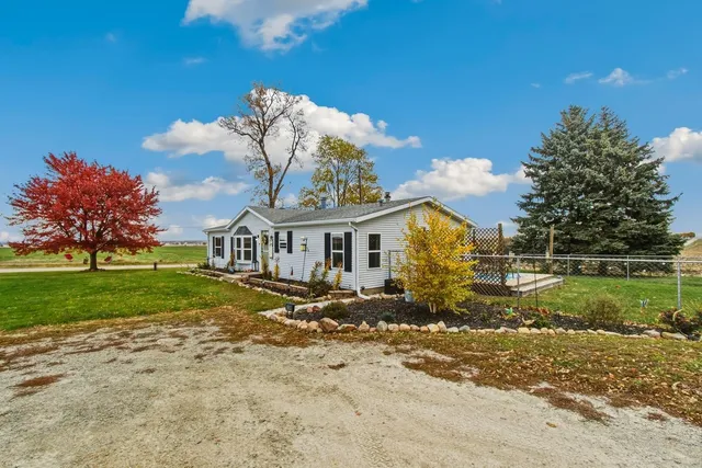 $199,900 | 2098 Stone Road, Ashton, IL 61006