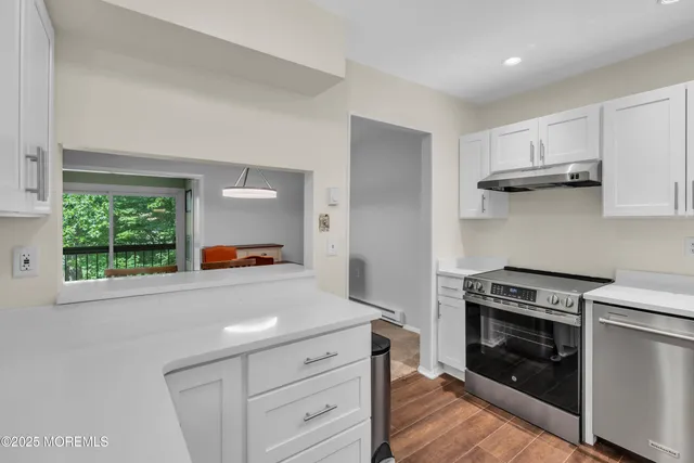 a view of entryway with window