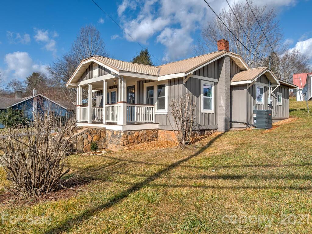 36 Center Pigeon Road Canton, NC 28716 - Photo 5 of 30 a front view of a house with a yard