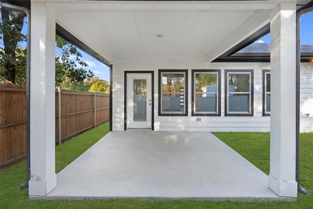 a view of a house with porch and garden