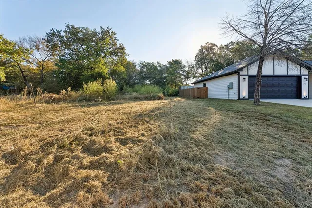 a house view with backyard space
