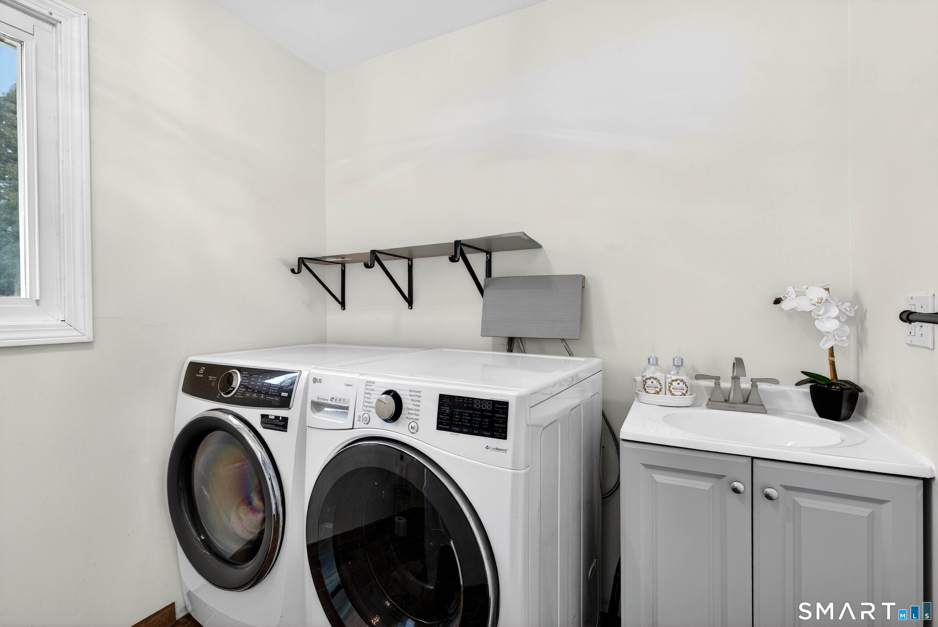 449 Lantern Hill Road Stonington, CT 06355 - Photo 5 of 40 a utility room with dryer and washer