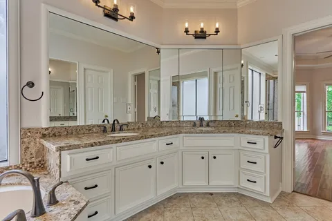 $1,100,000 | 168 West Shadowpoint Circle, The Woodlands, TX 77381